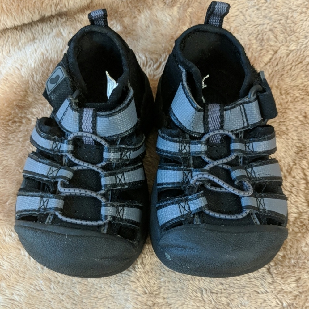 Jumping beans closed-toed sandals size 5